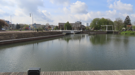 901649 Gezicht op de Muntbrug over het Merwedekanaal (centraal) en omgeving te Utrecht, waar beschoeiingen en oevers ...
